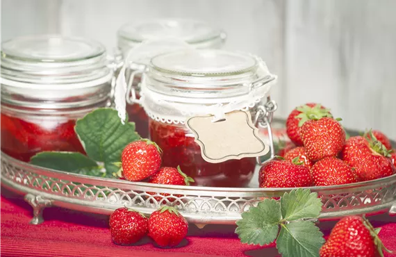 Erdbeermarmelade auf Tablett