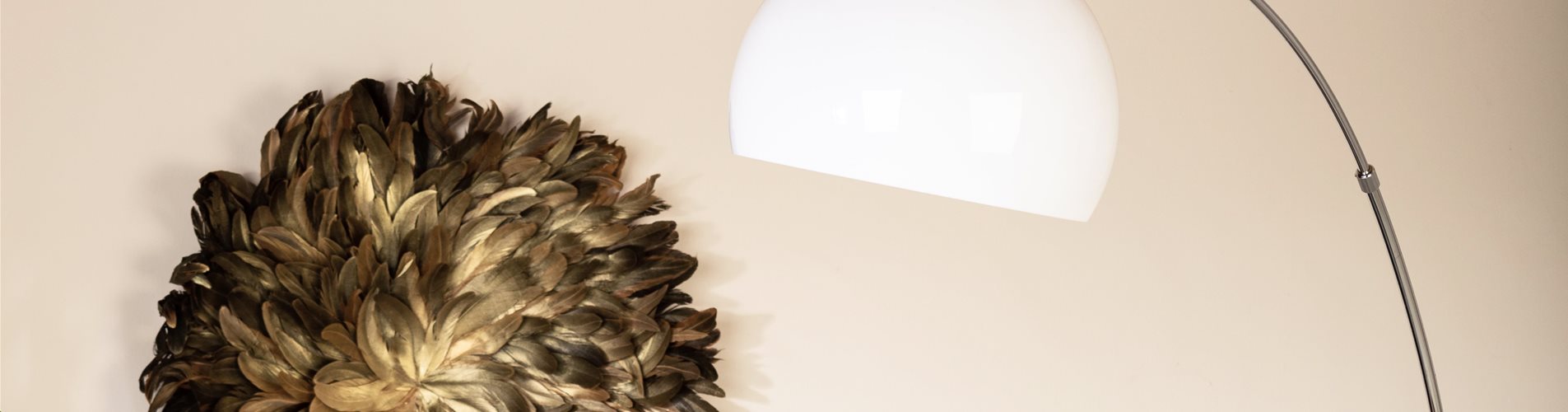 Dekoration - Sofa mit Kissen und Stehlampe Dekoration - Sofa mit Kissen und Stehlampe