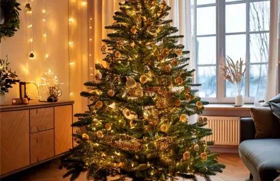 Firefly Wohnzimmer in Weihnachtlicher Stimmung. Fokus auf einen geschmückten Christbaum der in einem.jpg