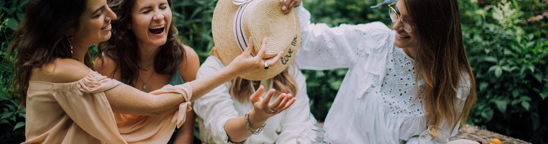 freundinnen-lachen-garten-0-0-5647-3765 freundinnen-lachen-garten-0-0-5647-3765