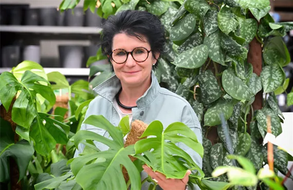 Bettina lächelt in die Kamera Bettina lächelt in die Kamera