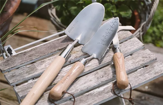 Die passenden Gartengeräte helfen bei der Gartenarbeit