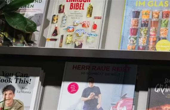 verschiedene Bücher und Zeitschriften auf einem Regal