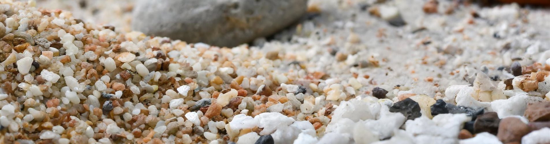 Firefly Ein Closeup von Sand, Steinen und Zierkies. 96574-0-496-2304-1296 Firefly Ein Closeup von Sand, Steinen und Zierkies. 96574-0-496-2304-1296