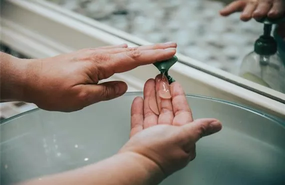 Hand mit Seife, im Badezimmer