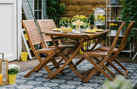 Holzgartenmöbel auf der Terrasse