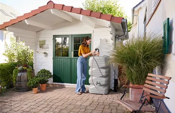 Frau im Garten welche Regenwassernutzungssystem verwendet